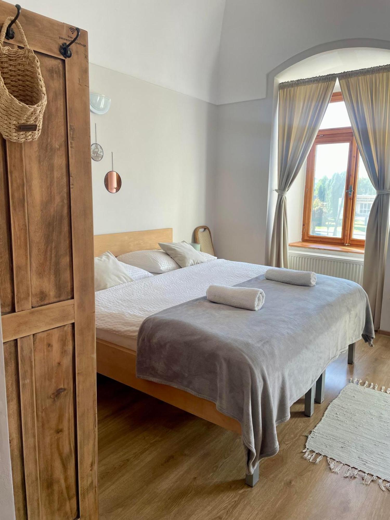 Bed & Breakfast Hugo Plesivec Εξωτερικό φωτογραφία